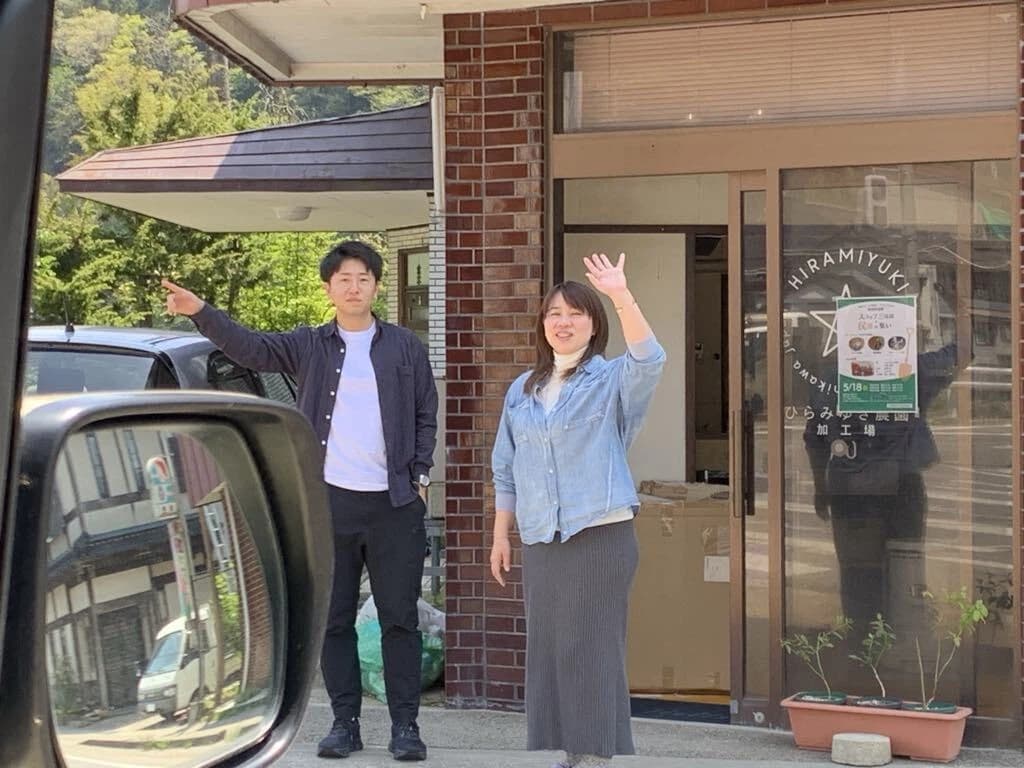 ひらみゆき農園 事務所にて（撮影：2025年5月）左から竹内さん（複業人材）、平さん（依頼者）