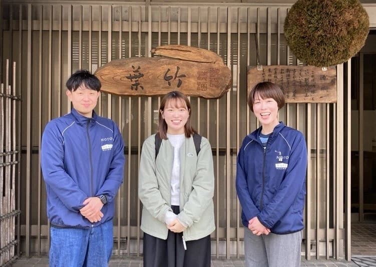 数馬酒造前にて（取材時撮影）　左から数馬酒造(代表)・数馬 嘉一郎さん、ライター・高橋さん、数馬酒造・数馬しほりさん