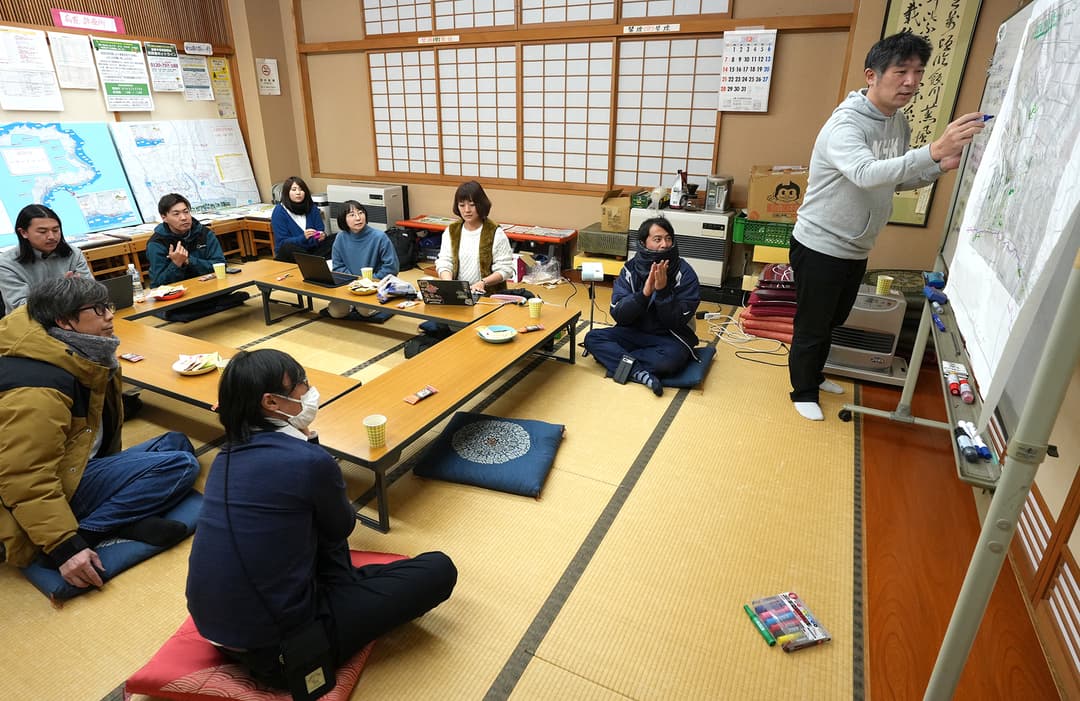 毎週木曜日19時半から正院公民館で開かれているグループの会議（2025年12月　関口威人撮影）