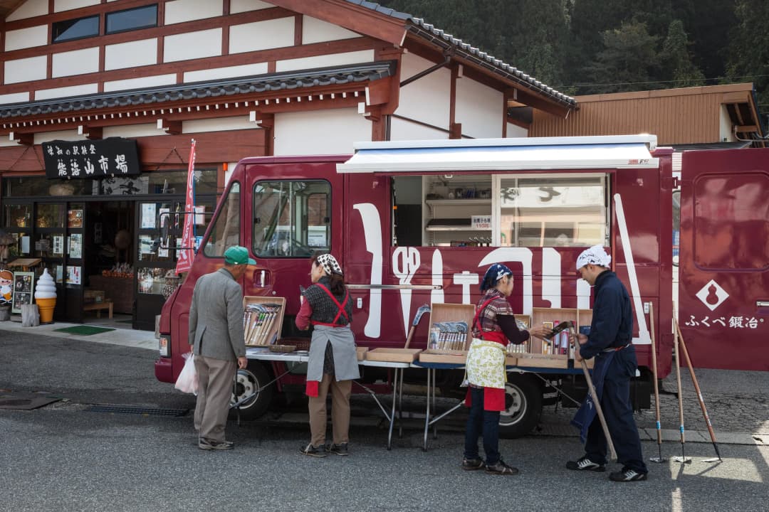 行商の伝統は、今も形を変えて続けている