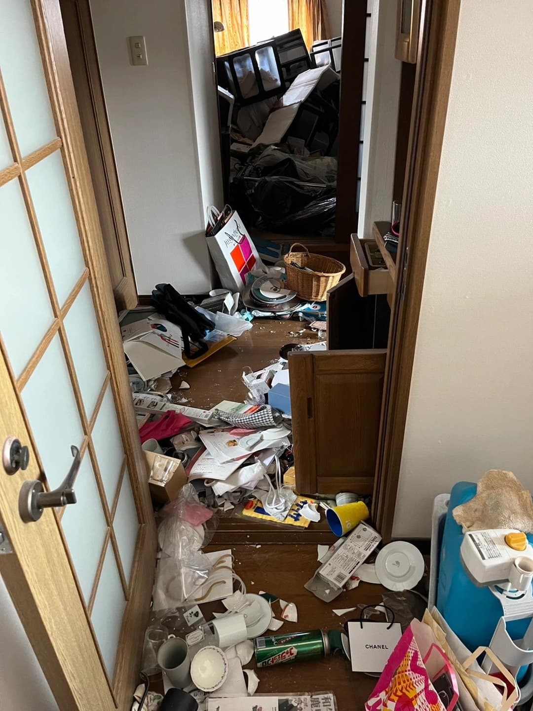 大きな揺れで、家財道具が散乱してしまっている(撮影:2024年1月)