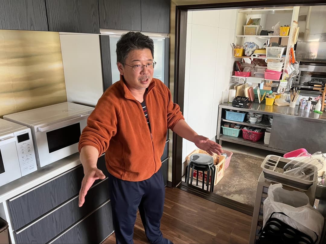 調理場の手前は客が利用できる。奥は加地さんが腕をふるう調理場