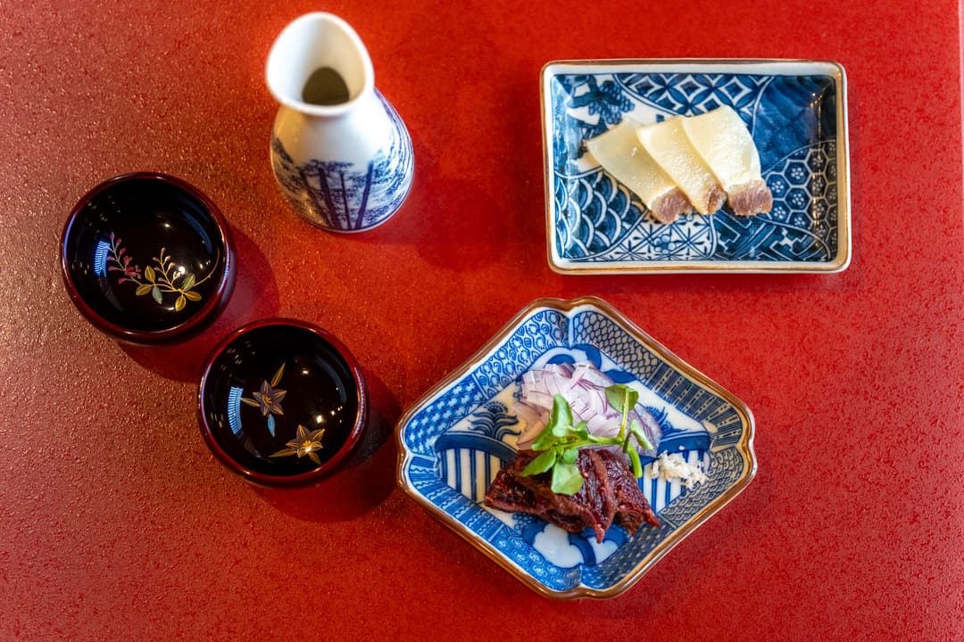 地産のものを伝える“mebuki-芽吹-”の料理。珍しい鯨料理なども