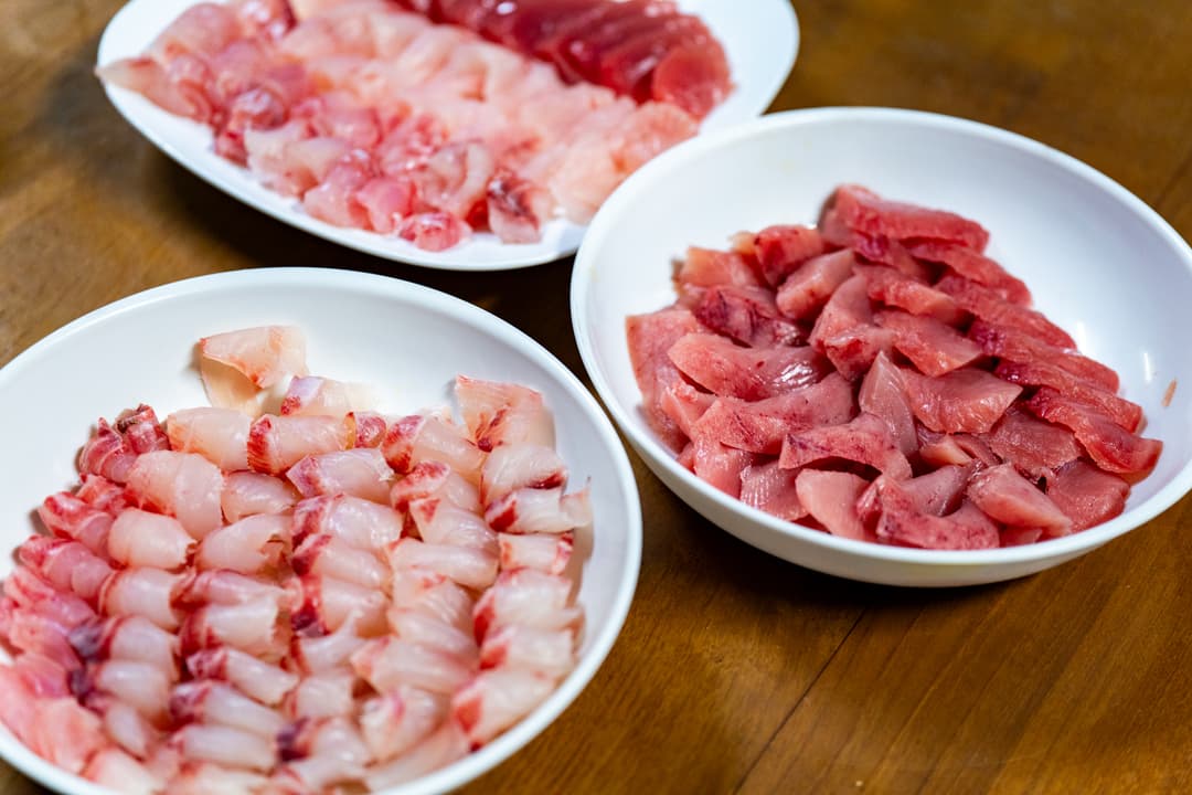 沖から上がったあとは、漁師メシ。朝獲れの刺身