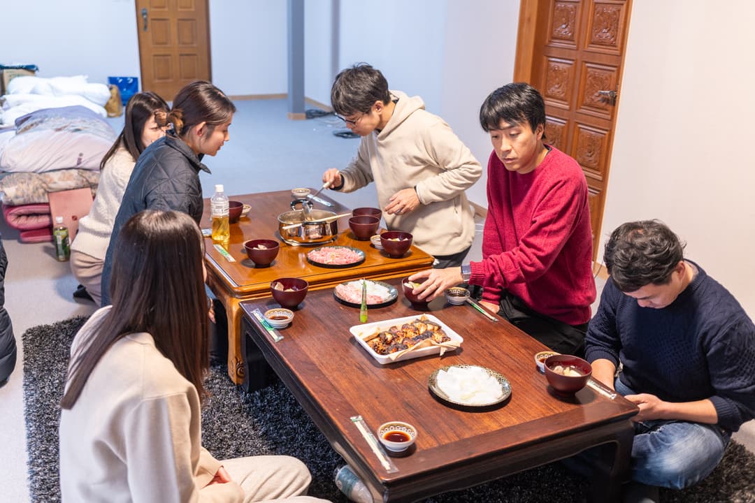 体験型プログラムのワンシーン。漁師さんが用意してくれた魚料理を囲んで