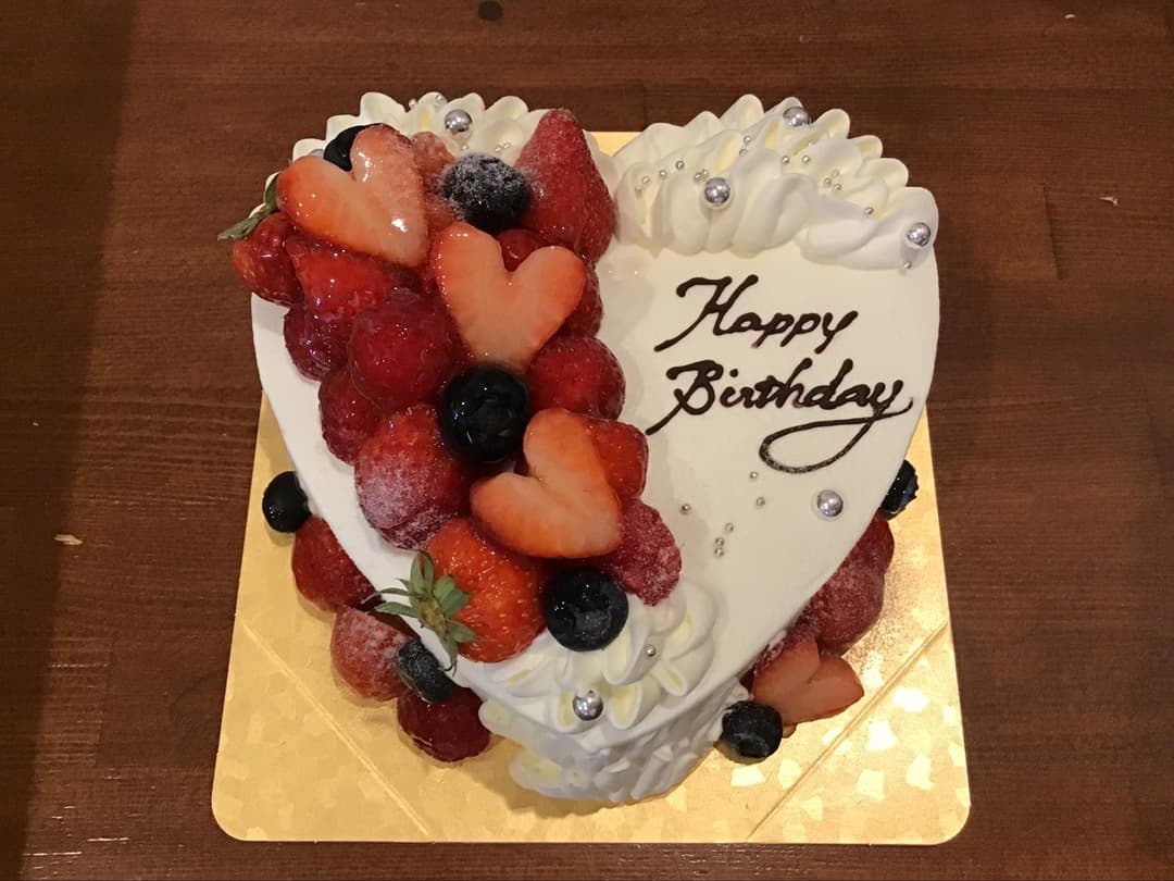 “お菓子工房Hanon”の誕生日ケーキで家族揃ってお祝いする。滝川さんの幸せの素です