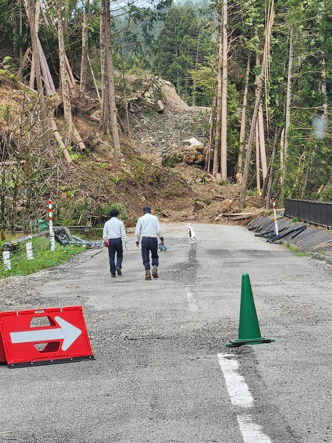 崖崩れでいくつもの道路が閉鎖(2024年1月8日 谷さん撮影)