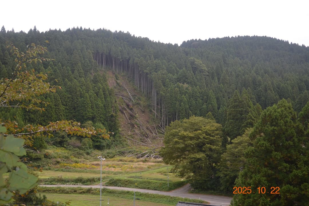 家の目の前の山が土砂崩れを起こした様子(2025年10月22日 宮川さん撮影)