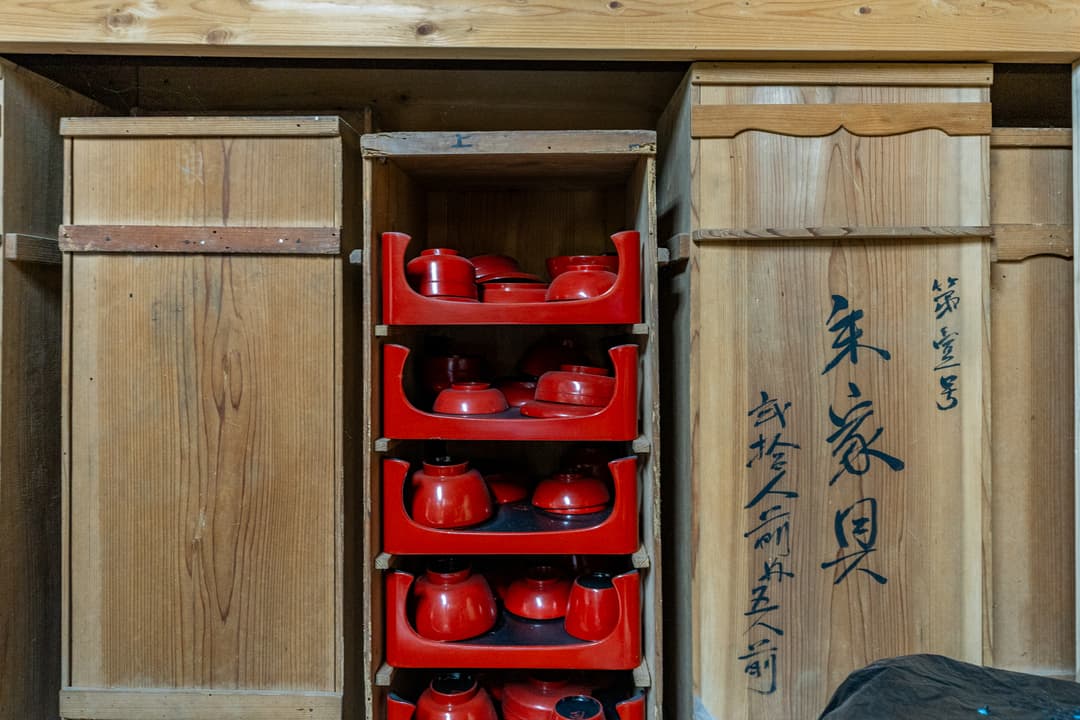 冠婚葬祭で使われた輪島塗のお膳が50セットずつ。かつての集落が賑わっていた証