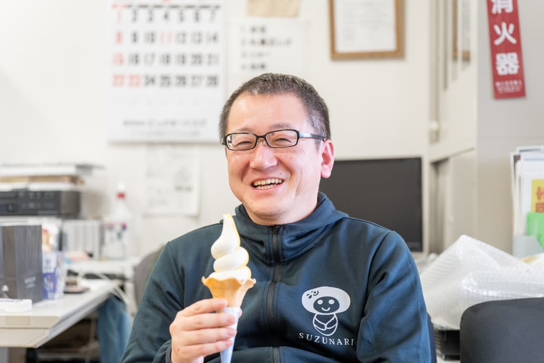 道の駅すずなり名物のソフトクリームを持つ田中 薫さん