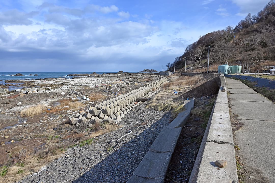 自宅・事務所前の海岸は隆起し、折戸(おりと)町・狼煙(のろし)町方面へ向かう道路は土砂崩れで通行できなくなった