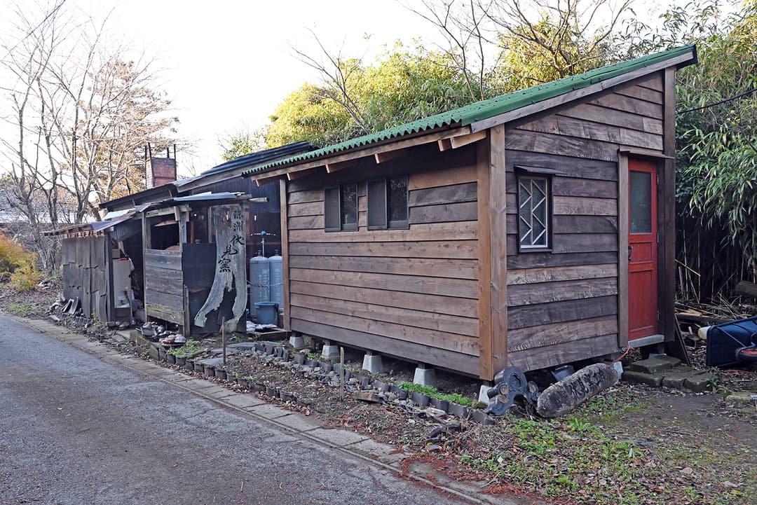 修復された窯場の隣に、新たに作られた作業小屋