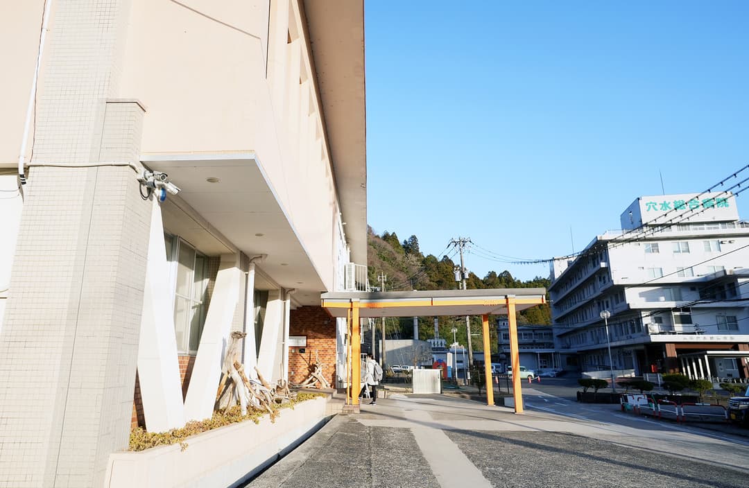 石川県穴水町の中心部にある“平和こども園”の園舎(左手)。向かいには公立穴水総合病院が、さらに奥には町役場庁舎がある(撮影:2026年2月 関口威人)