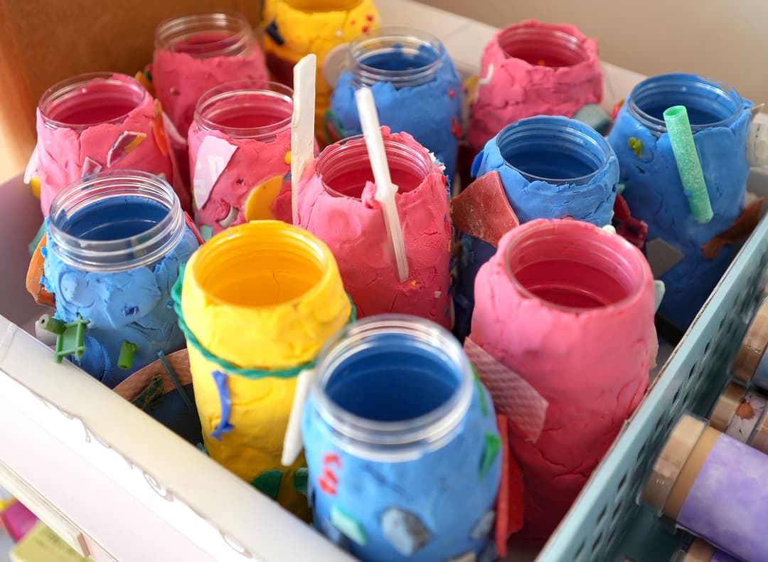 子どもたちが拾った海洋プラスチックごみに紙粘土を貼り付けた花瓶(撮影:2026年2月 関口威人)