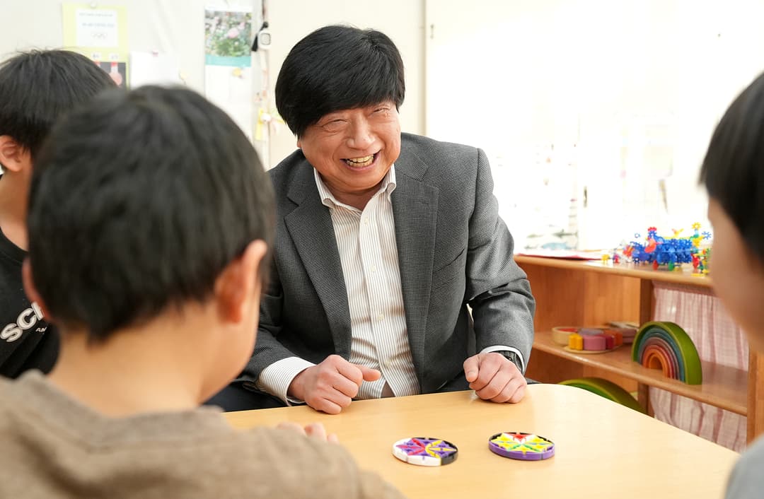 子どもたちと遊びに興じる日吉園長(撮影:2026年2月 関口威人)