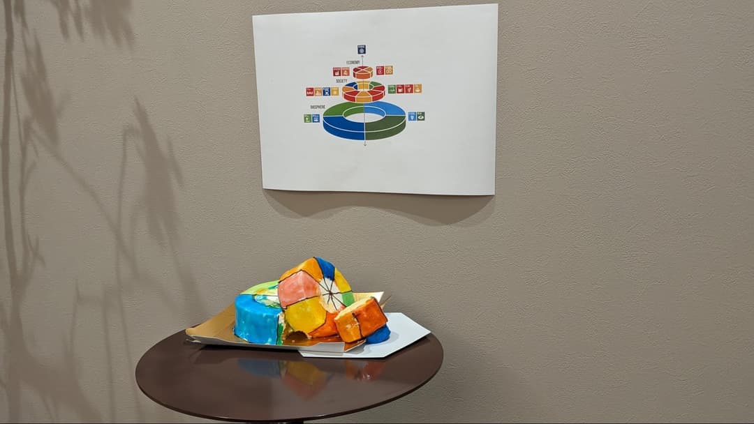 石塚さんが、廃棄せざるを得ないスポンジ生地を使って作った「SDGsウェディングケーキモデル」(写真提供:メルヘン日進堂)