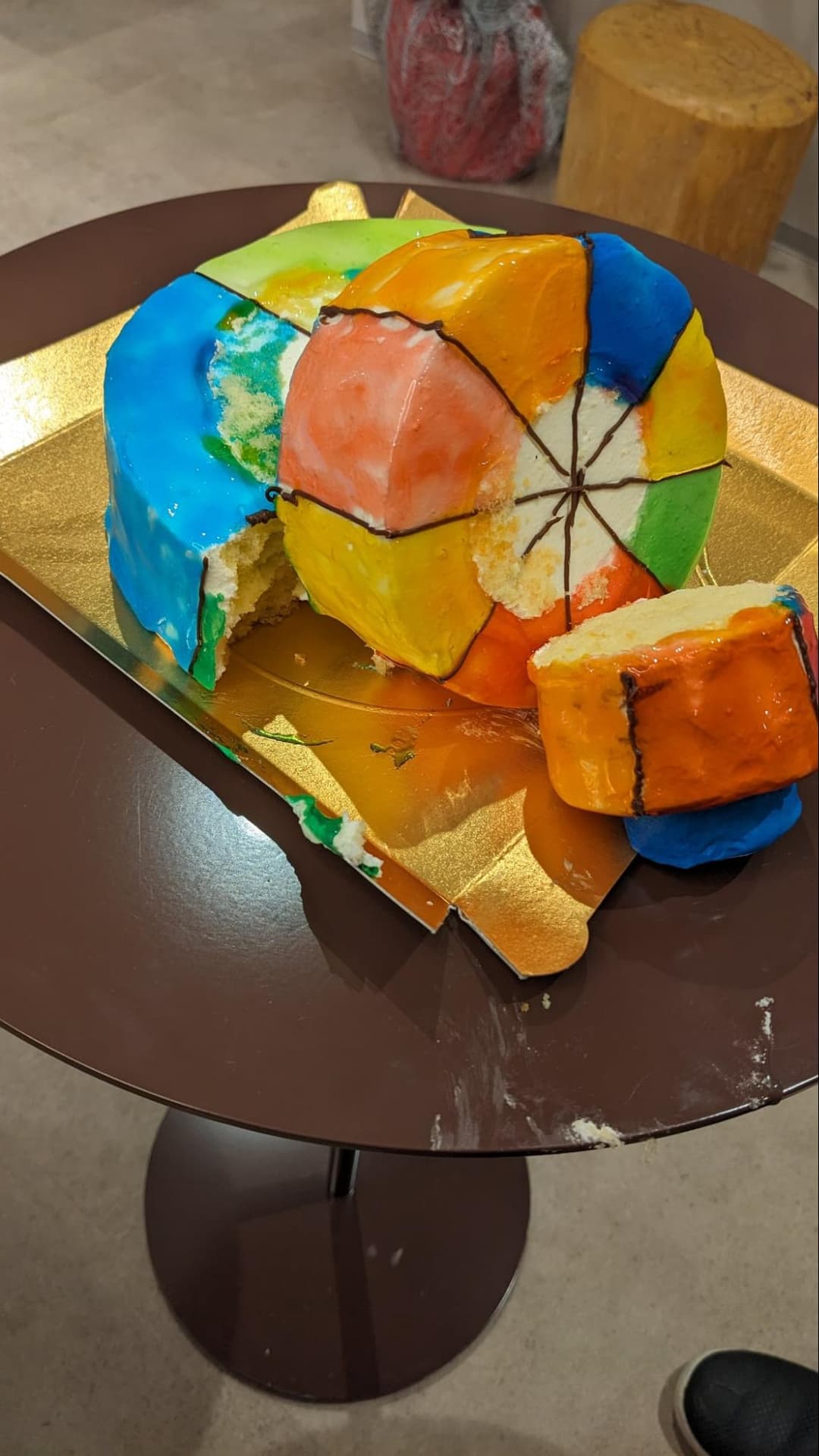 石塚さんが、廃棄せざるを得ないスポンジ生地を使って作った「SDGsウェディングケーキモデル」(写真提供:メルヘン日進堂)