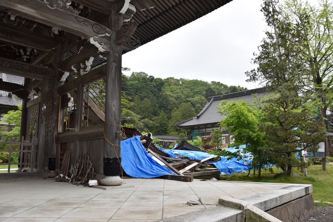 2024年の地震で主要な建造物をつないでいた回廊が倒壊してしまった。山門などは2007年の地震の後に修復していたため、比較的被害が小さかった(撮影:2004年5月)