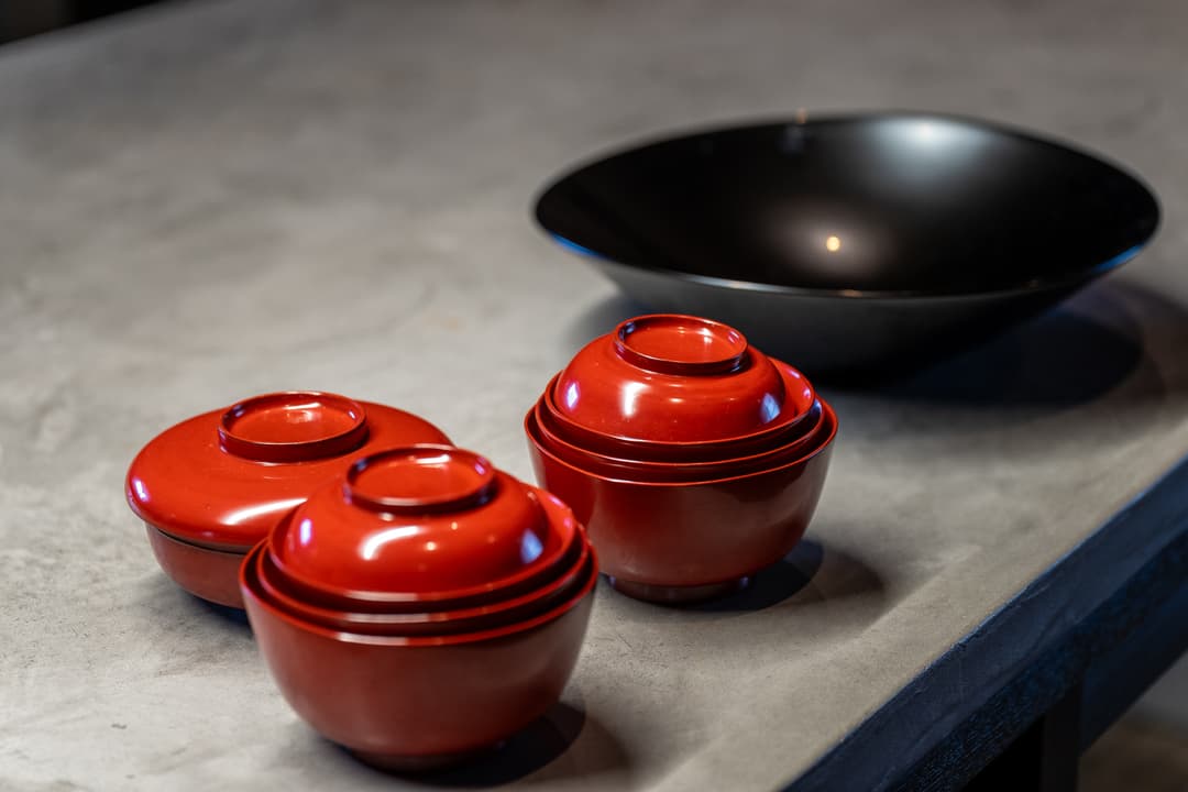 “じろんどん”に置かれている漆器。料理が映える器で食事会を開催してみては?