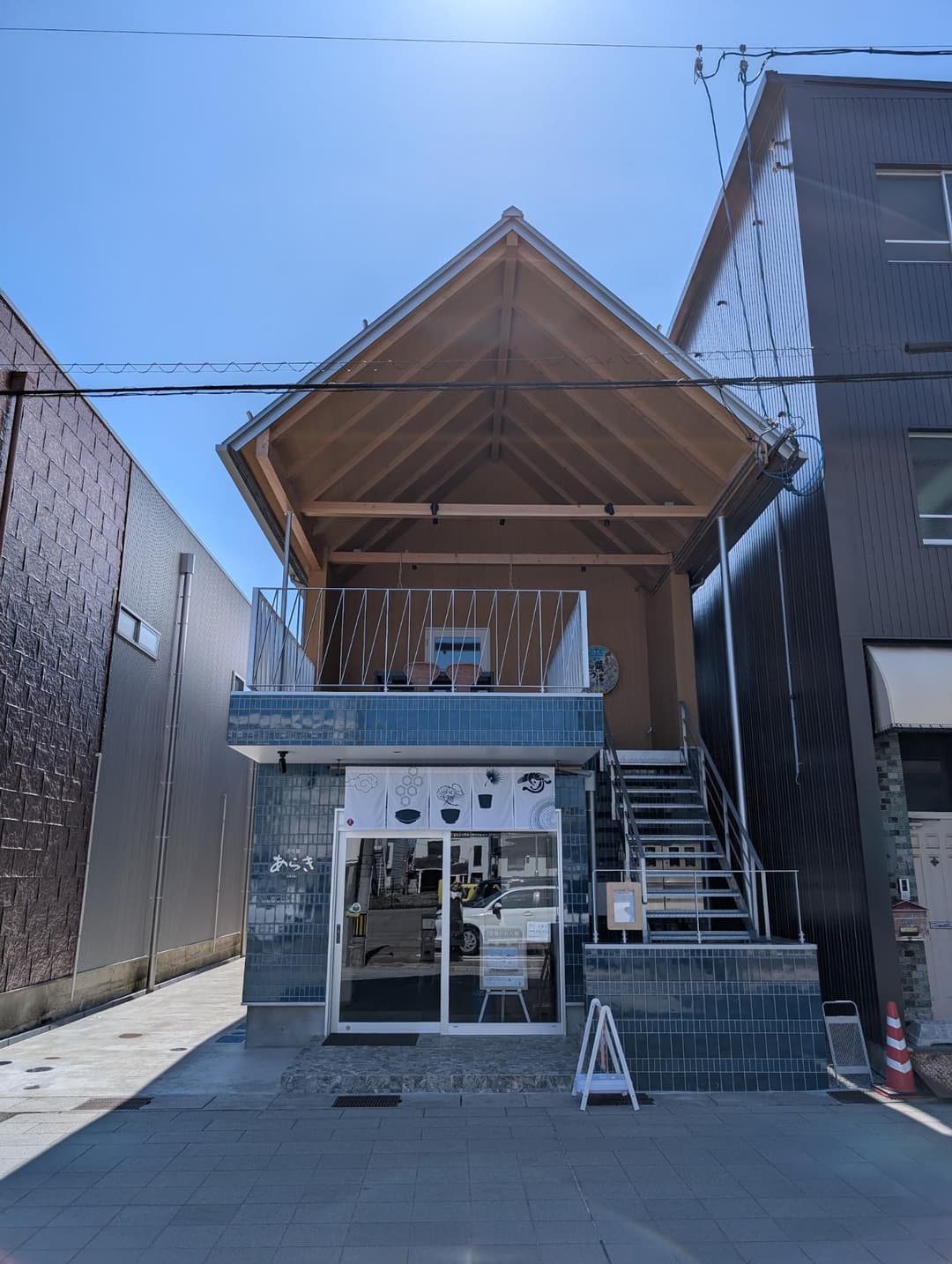 1階は石川の「伝統工芸」を販売する漆陶舗あらき。2階は若い世代が経営する「鶏とまつば」。1軒先には「うみまち商店」がある