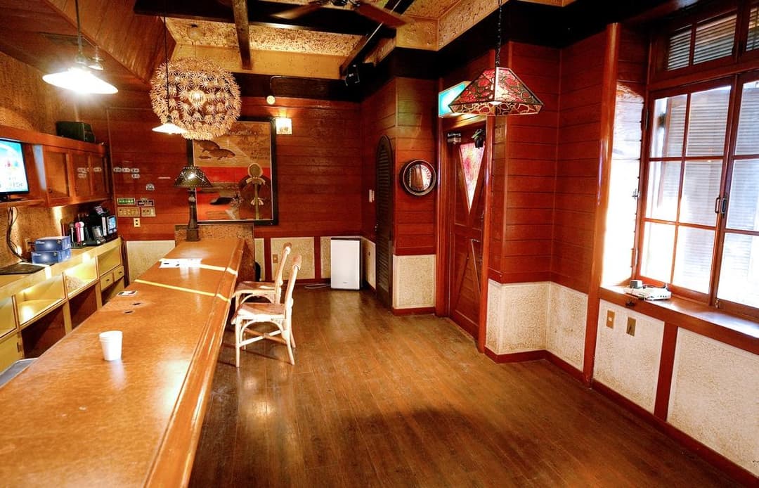 新装開店に向けた準備が進むスナック“ぶらんか”の店内。木の内装や凝ったデザインの照明、壁の絵画などは前店主の西田さんの好みだという(撮影:2026年3月23日 関口威人)