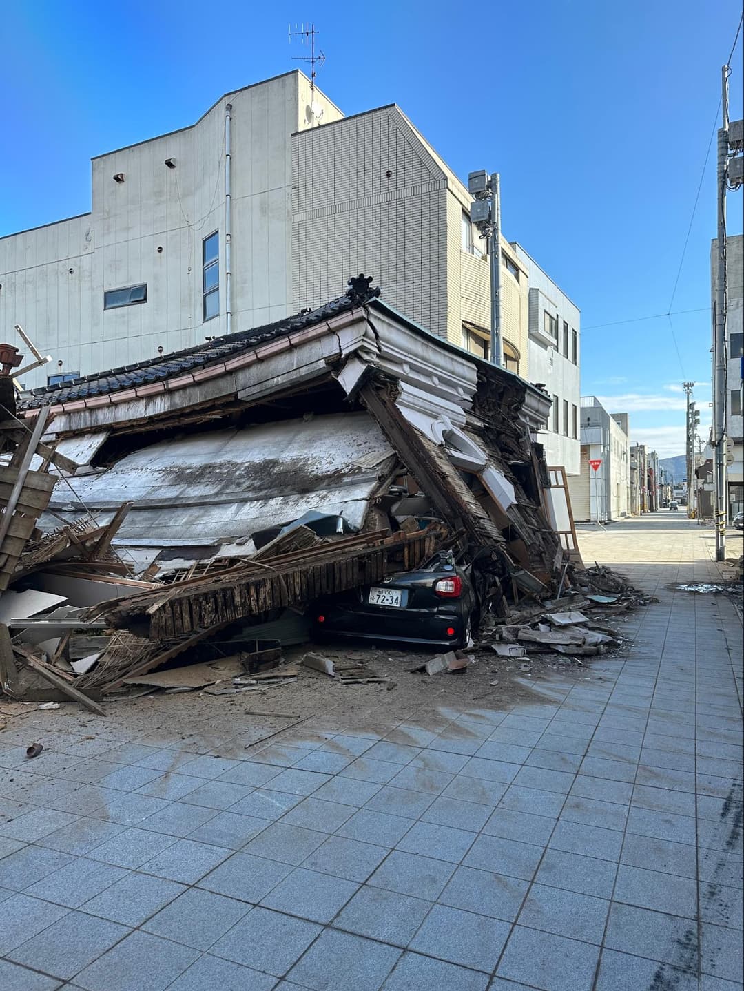 でか山の巡行路を塞ぐ、倒壊した建物と下敷きになった車両(画像提供:丸岡俊宏さん)