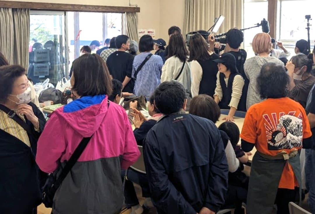 元日の地震後、三波公民館で初めて開かれた「復興マルシェ」(撮影:2024年4月 三波公民館提供)