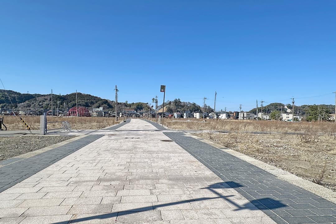 土産品店や漆器店などが並んでいた本町商店街は更地になったが、ここに賑わいを取り戻す復興計画が進められている(2026年3月撮影)