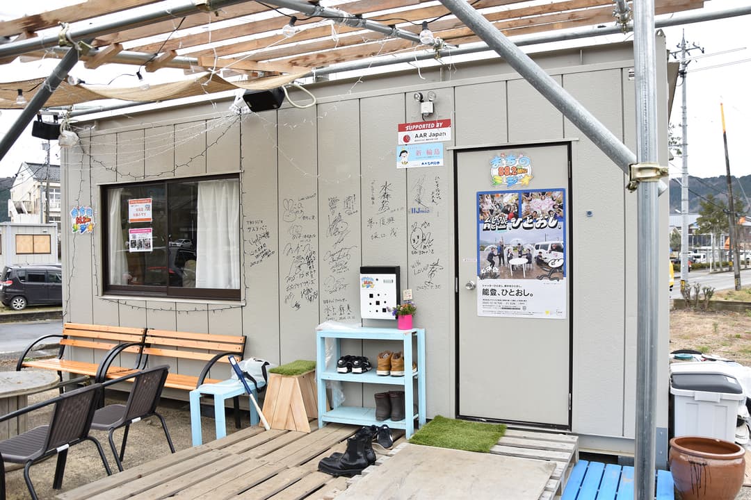 仮設商店に隣接するラジオ局。芸能人などのサインが内外にいっぱい