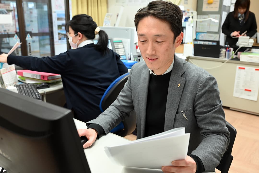 穴水駅にある旅行センターで企画や営業などを担当する東井さん