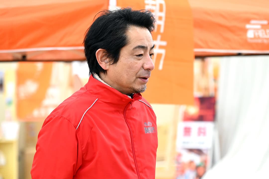 輪島朝市組合の組合⻑、冨水⻑毅さん。家業の冨水商店では海藻類や加工品として、いしる(魚醤)などの発酵食品を製造販売している