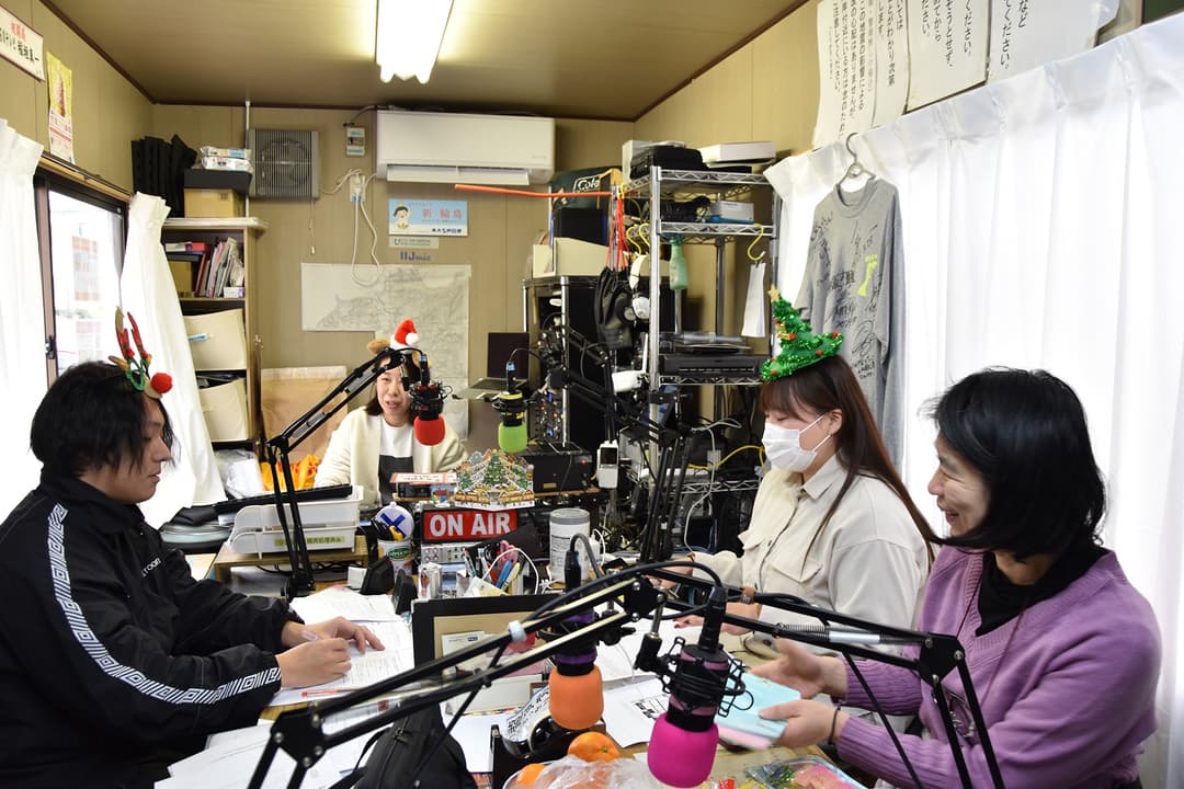 まちのラジオのスタジオからは24時間ずっと放送が続けられている