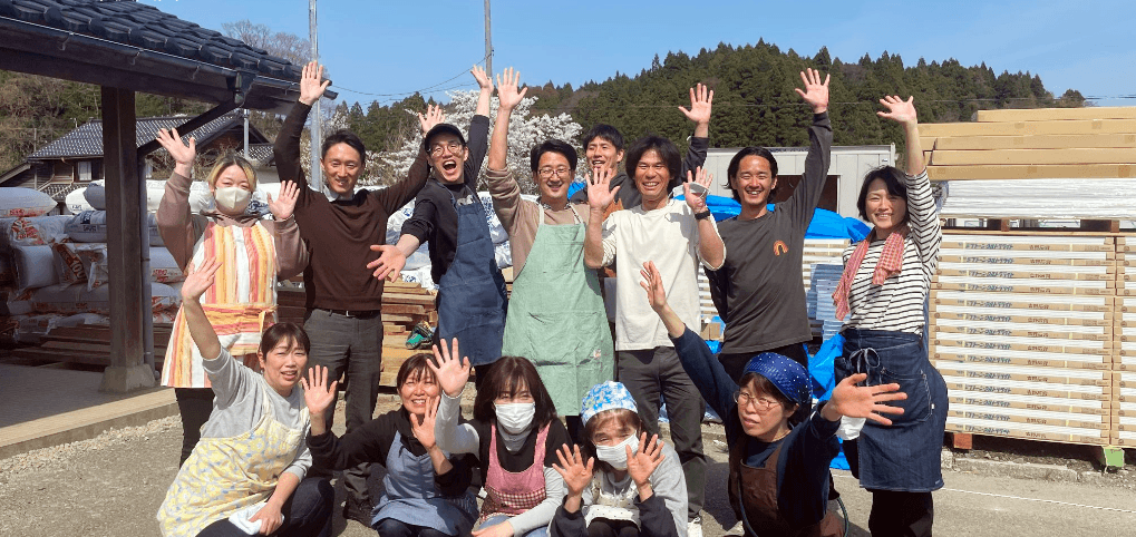 東井さん兄弟は、発災後に自分の故郷・穴水町甲(かぶと)地区の未来を想い集まった「穴水町甲復興団」(https://www.kabuto-fukkodan.org/)のメンバーとして、被災者同士で助け合い、高齢者や住民が安心・安全な町や地域を作るための活動をしている(画像(上):東井さん提供)