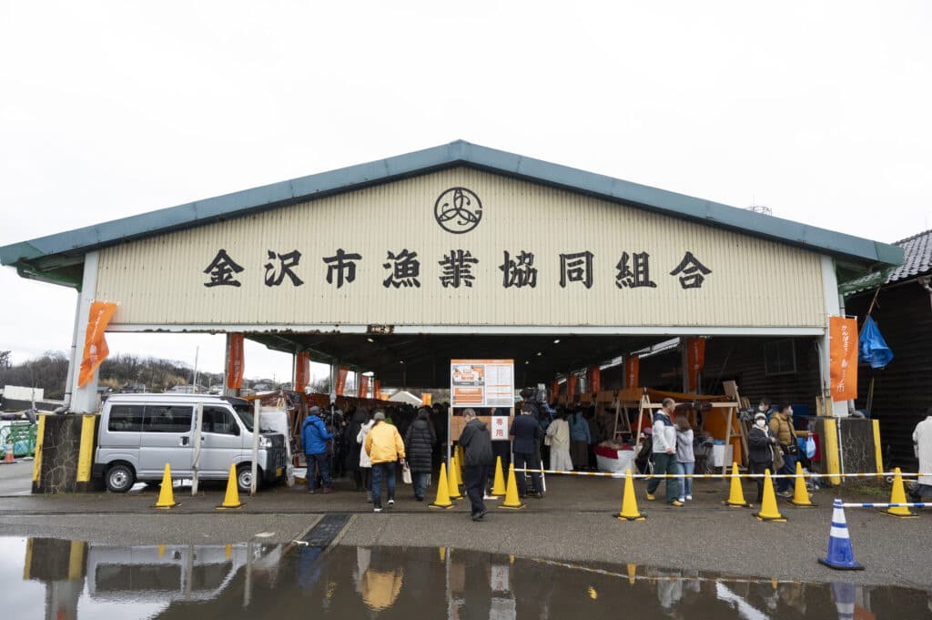 金沢市金石にある漁協の建物で第1回目の出張輪島朝市が開催された