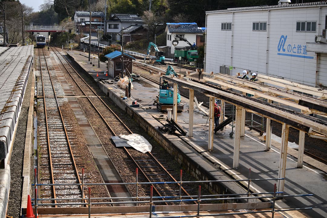 穴水駅の復旧工事の様子。駅舎も、ホームも、線路も無傷なところはなかった(画像:のと鉄道提供)