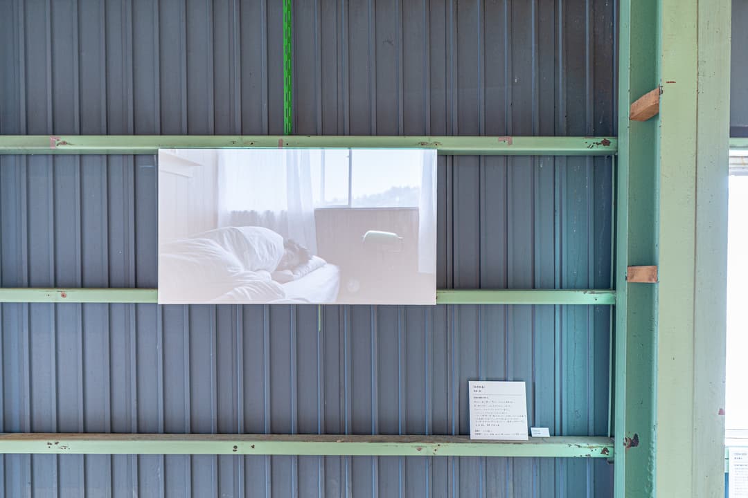 西海さんが住んでいた部屋の様子を、映像作品として企画展で上映