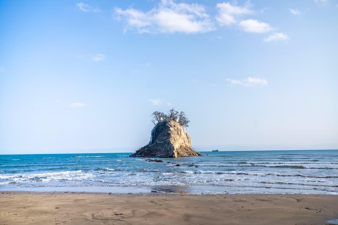 珠洲の景勝地として知られる見附島(みつけじま)