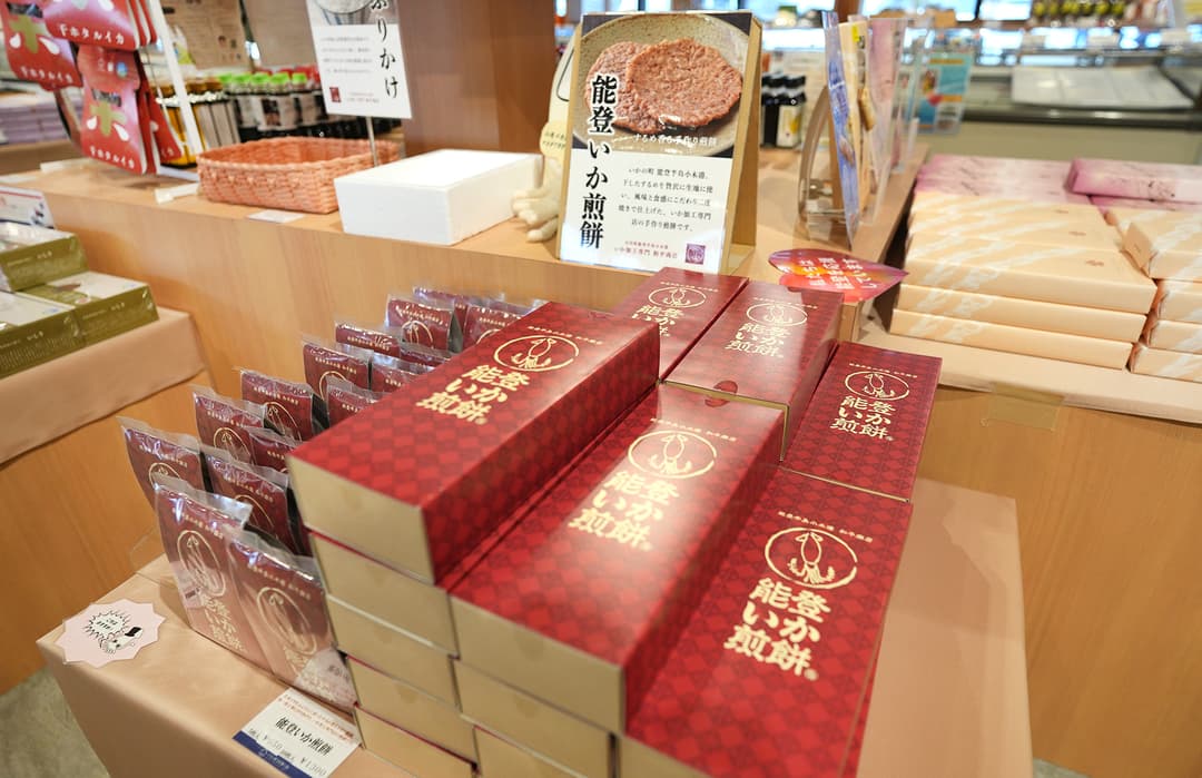 能登町の「イカの駅つくモール」で販売されている“和平商店”の「能登いか煎餅」(撮影:2026年3月 関口威人)