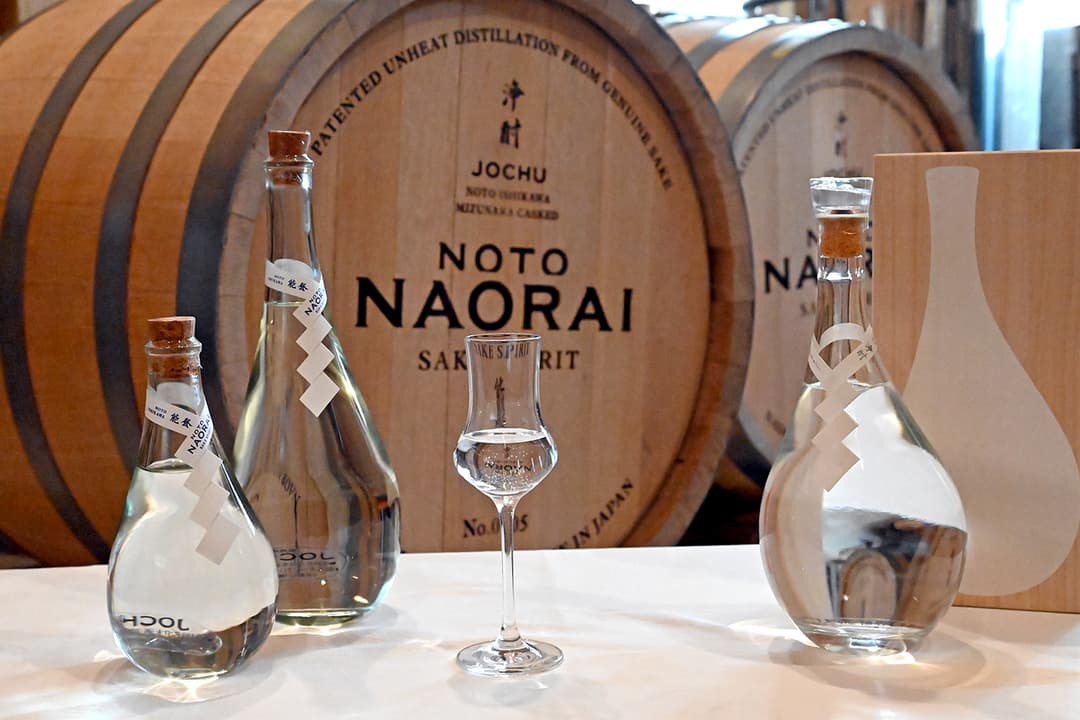2025年度に醸造した生酒を原料に、特許技術の低温浄溜でつくられた“NOTO Naorai”の浄酎第一号。ボトルは広島と同じく、水滴が落ちる一瞬の美しさをモチーフにしたデザインで、神前に供える紙垂(しで)を思わせるラベルも魅力的