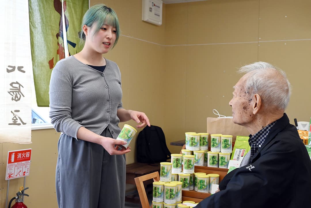 北林さんからお茶の商売について学ぶノトツグのスタッフ