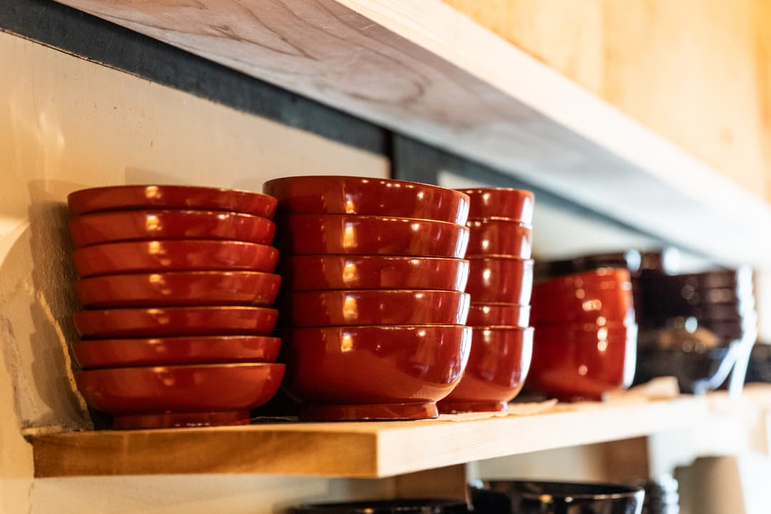 漆器のお椀たち。震災で解体される家屋にあったものをレスキューして青年たちが滞在するときの食器として実際に活用している