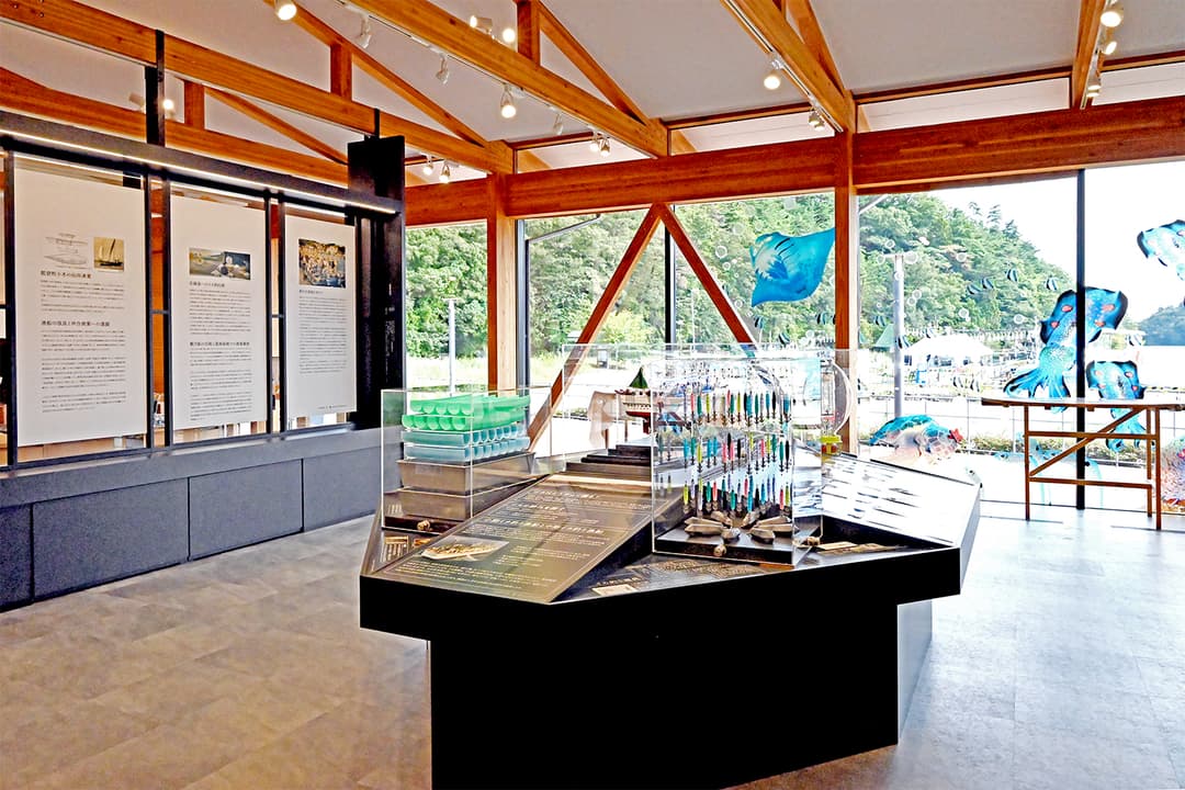 館内中央の展示エリアでは、日本三大イカ釣り漁港のひとつである小木のイカ漁について詳しく紹介されている