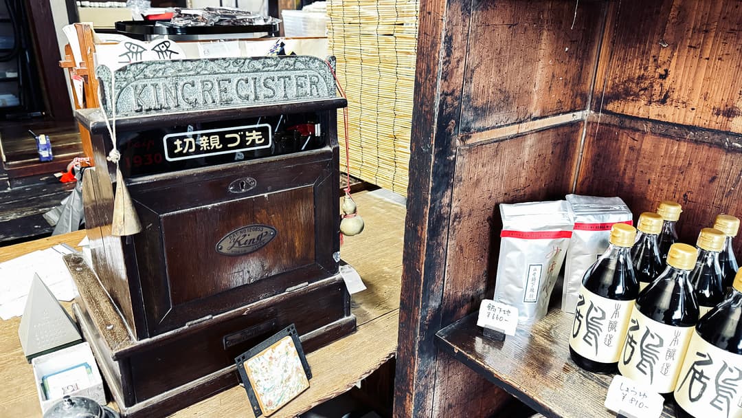 店の片隅に置かれたレジ。こんなところにも歴史を感じさせる