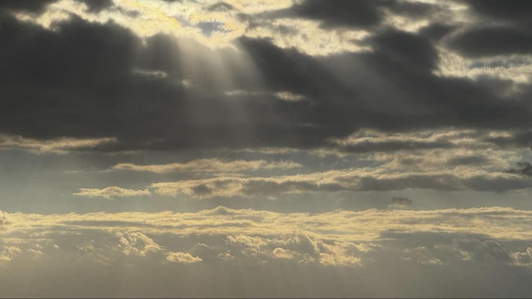 あみだ湯のそばの海岸から見る空