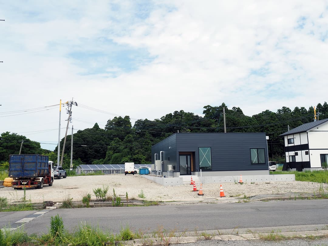 店舗横の空き地はかつての甚五郎に倒れかからんとしていた隣の建物の跡地。2026年も半ばを過ぎてやっと解体・撤去が完了したばかり(撮影:2026年9月18日)