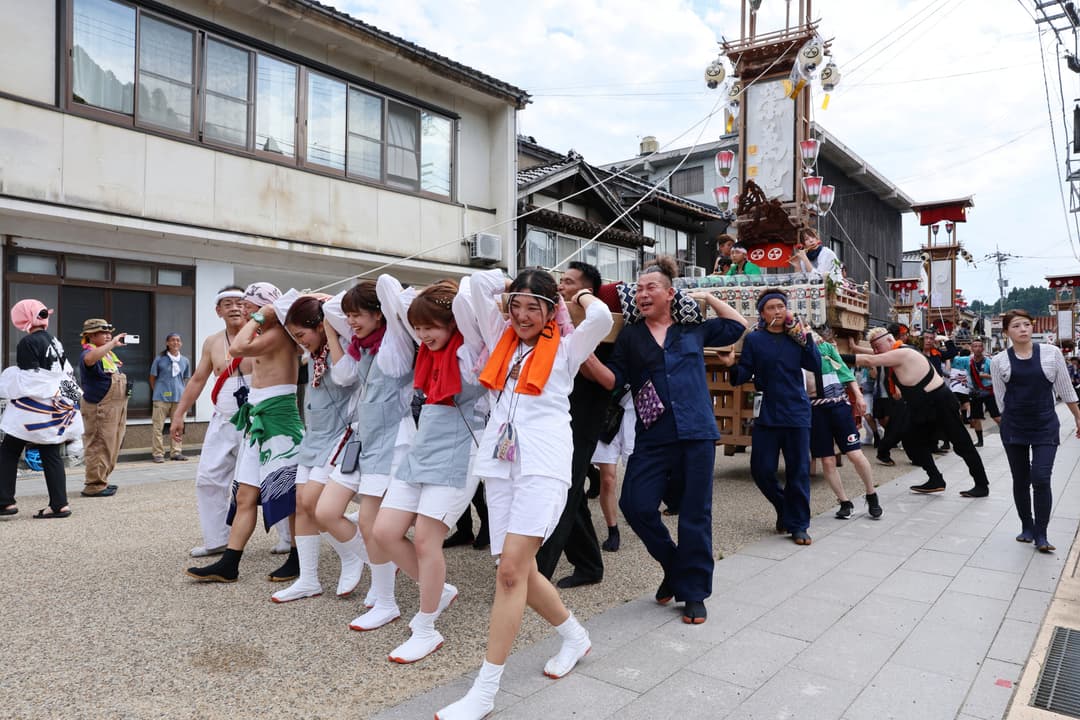 家族、友人、知人が集まり、祭り当日、宇出津の街はにぎやかさを取り戻します(写真提供:オープンジャパン)