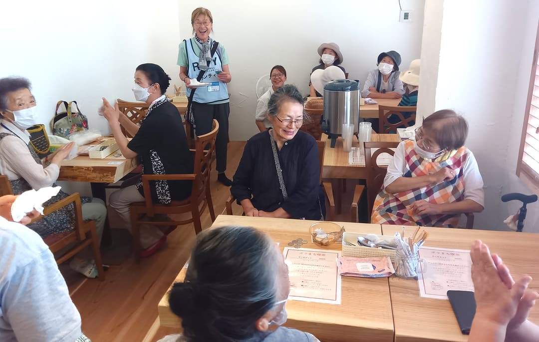 地元の人たちやボランティアでにぎわう“ボラまち喫茶”(撮影:2025年8月 レスキューストックヤード提供)