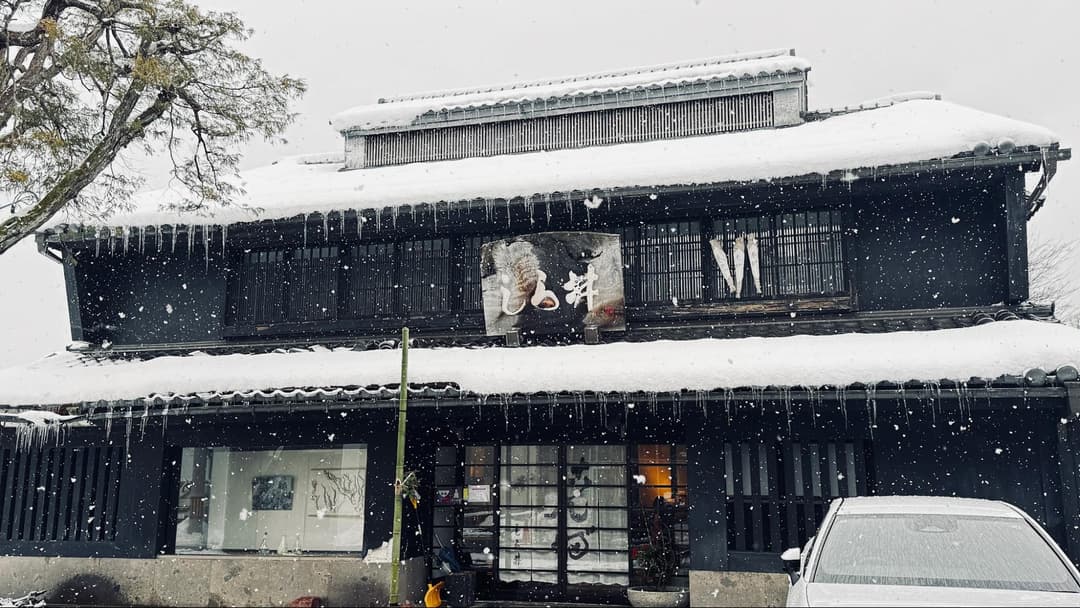 2階の窓に巻鰤が吊るされています。「端から端まで巻鰤を吊るすことが夢だった」と洋子さんは話します