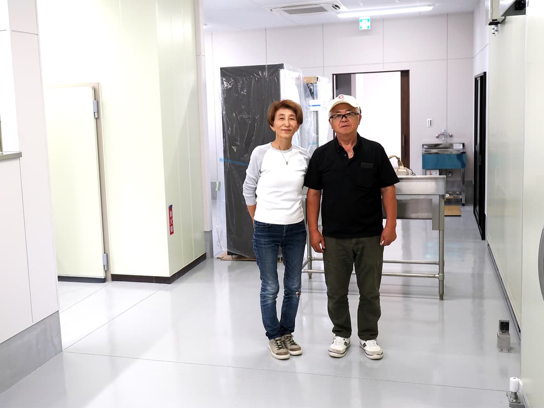 再建が進む作業場に立つ番匠さんご夫妻(撮影:2026年9月18日)