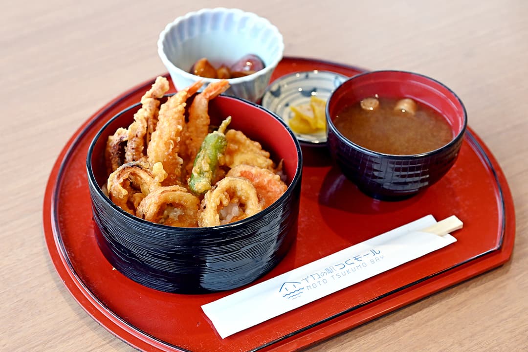 人気の「小木の船凍イカと能登野菜の天丼」のほか、船凍イカのお刺身、イカメンチソースカツ丼などイカを使ったメニューが豊富